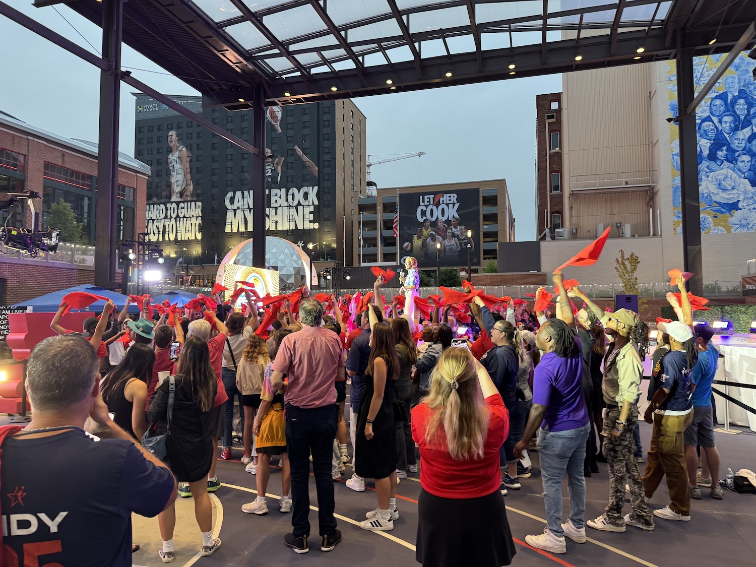 gma-crowd-behind